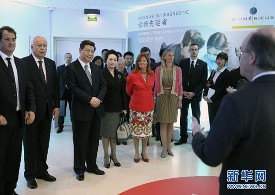 习近平参观法国梅里埃生物科研中心 习近平参观法国梅里埃生物科研中心