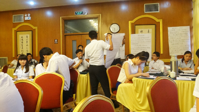 飞龙医疗董事长张新民现场点评员工作业 飞龙医疗董事长张新民现场点评员工作业