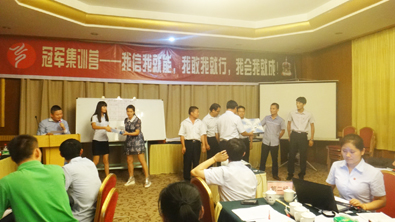 飞龙医疗董事长张新民为冠军团队颁奖 飞龙医疗董事长张新民为冠军团队颁奖