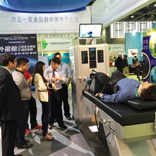 飞龙医疗工作人员在讲解外星舱工作原理