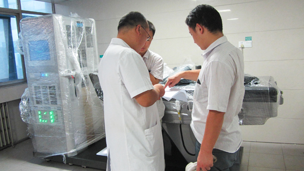 鄢陵县中医院相关负责人在验收单上签字 鄢陵县中医院相关负责人在验收单上签字