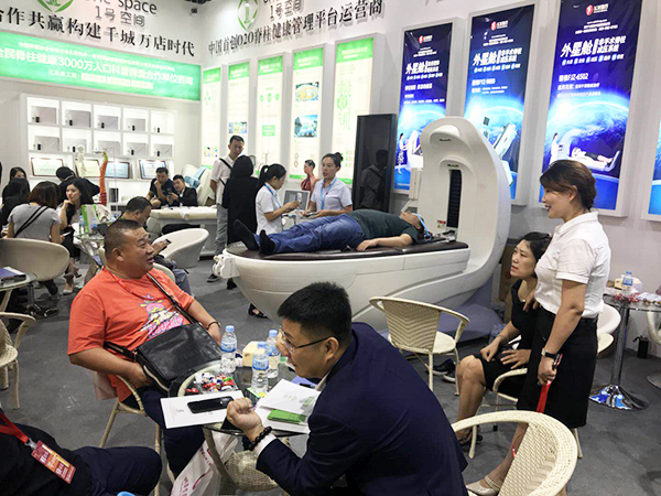 飞龙医疗外星舱亮相第50届中国(广州)美博会 飞龙医疗外星舱亮相第50届中国(广州)美博会
