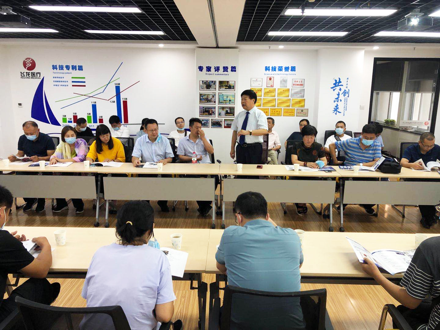 飞龙医疗董事长讲解脊柱减压技术 飞龙医疗董事长讲解脊柱减压技术